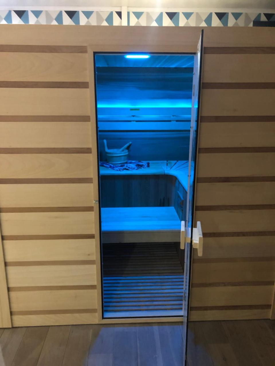 Spabyelleetlui Spa Rouge Ou Bleu Mouscron Exteriér fotografie