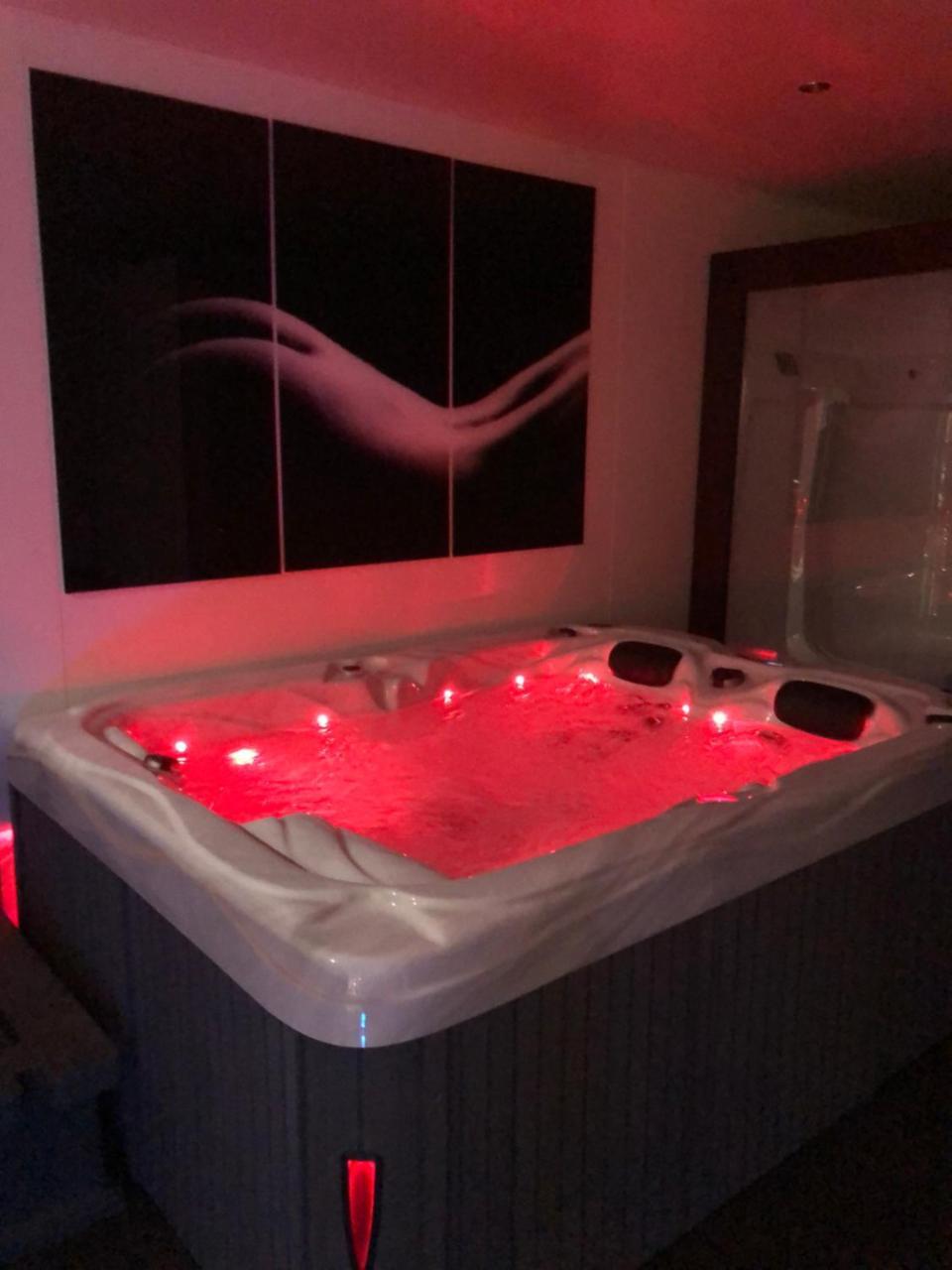 Spabyelleetlui Spa Rouge Ou Bleu Mouscron Exteriér fotografie